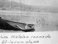 Hietalan rannassa  Hietalan rannassa Eino (kutsumanimi Poju) Ahervuo istuu veneessä ja vedessä on kolme uimaria eli Einon äidin serkut, sisarukset vasemmalta Ilmi Huusko (myöhemmin Rokkanen, s. 1.9.1916) ja Timo Herman Huusko (5.5.1912 - 22.7.1997), sekä Einon isä Einari Ahervuo (sukunimi aiemmin Adamson).